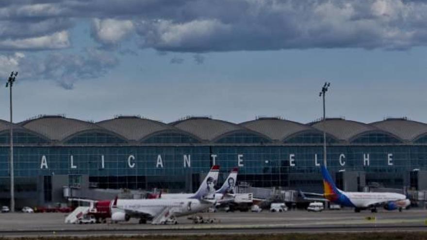 Varios aviones en el aeropuerto Alicante-Elche.