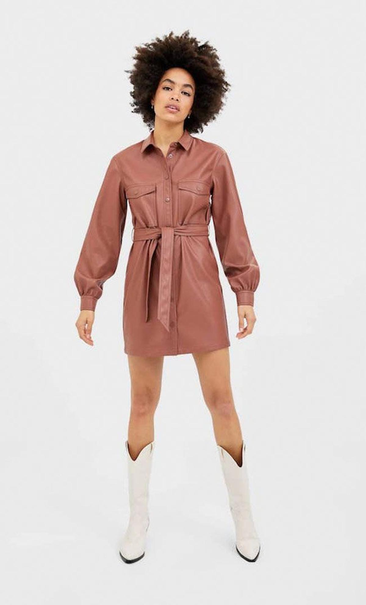 Minivestido 'beige'claro en polipiel, de Stradivarius