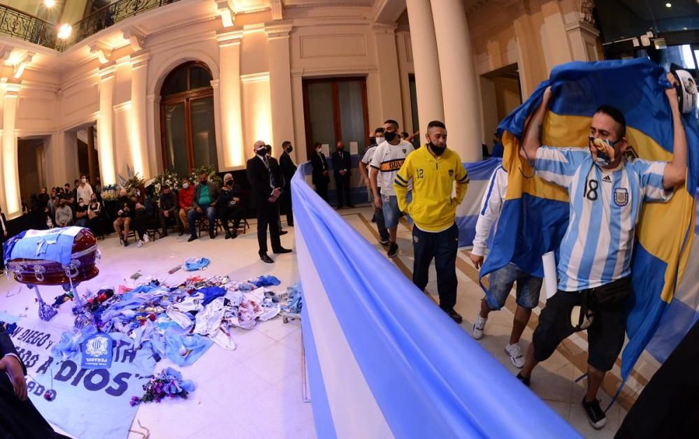 Argentina plora a Maradona en una vetlla multitudinària