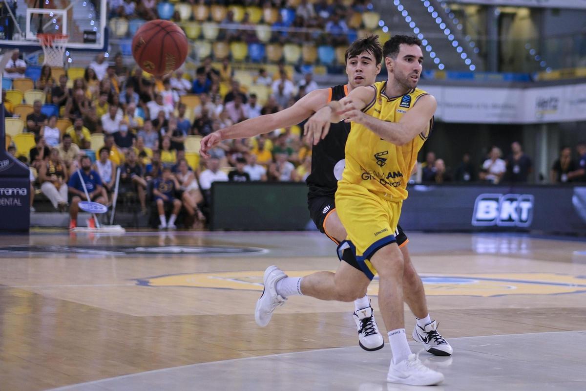 Ferran Bassas pasa el balón perseguido por Juan Nuñez