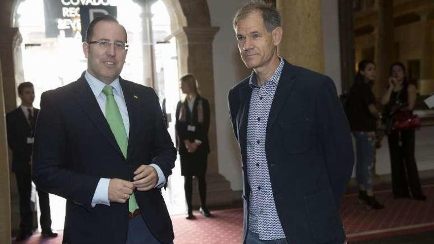 El senador Mario Arias, a la izquierda, y Abel Antón, ayer, en Oviedo