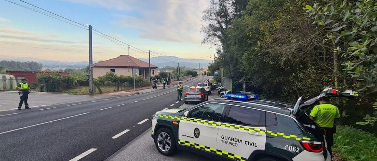 Agentes de la Guardia Civil de Tráfico, durante un control de alcoholemia. |   // M. MÉNDEZ