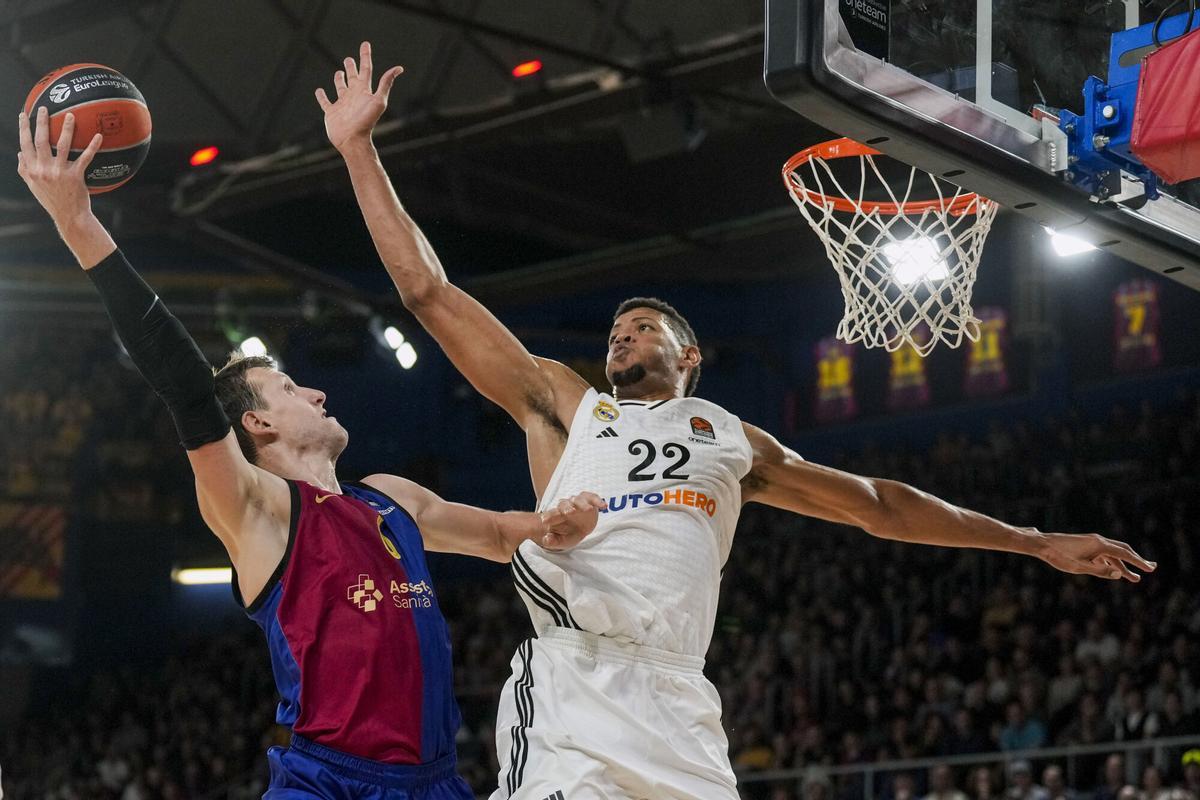 El pívot checo del Barça Jan Veselý (i) lanza a canasta defendido por Edy Tavares (d), del Real Madrid, durante el partido de EuroLiga que Barça y Real Madrid disputaron en el Palau Blaugrana, en Barcelona. EFE/ Enric Fontcuberta.