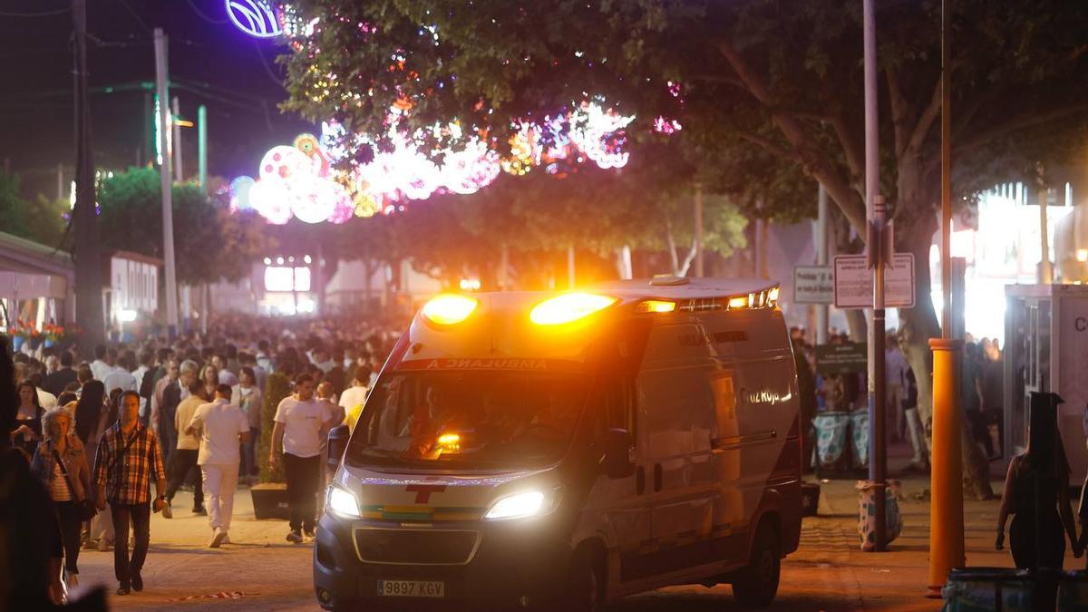 Una ambulancia, en la Feria de Córdoba, anoche.