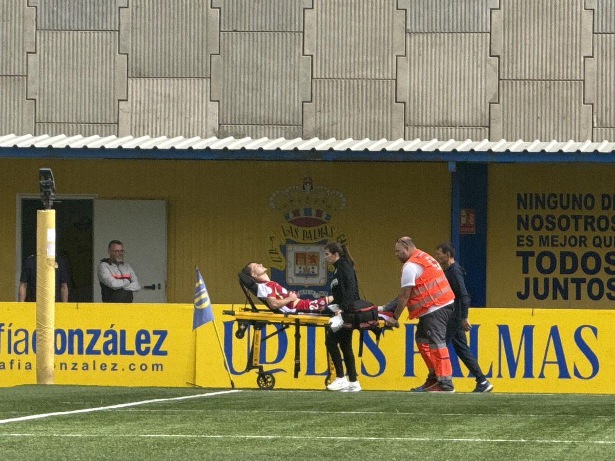 Vilaplana, lesionado en la rodilla, es retirado del Anexo en camilla. Voló con la expedición de regreso a Madrid.