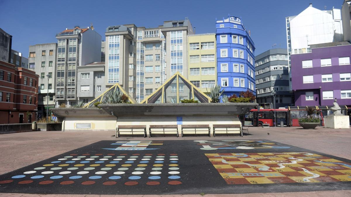 Cubierta del mercado de Monte Alto, en la avenida de Hércules, con la parada de buses al fondo.