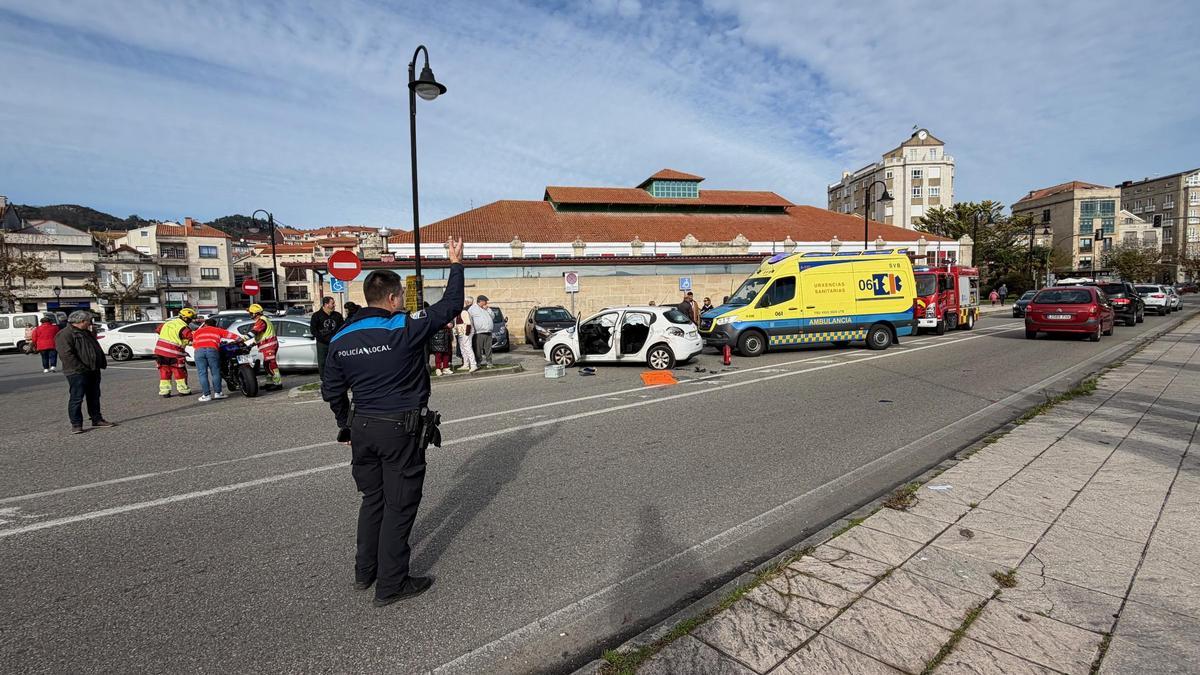 Emerxencias-Protección Civil, Policía Local y 061 atendieron a los siniestrados.