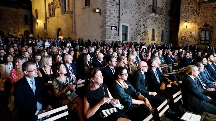 Asistentes, anoche, al acto de bienvenida en la Plaza de Santa María.