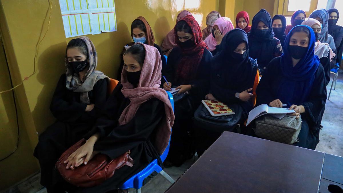 Una escuela gratuita recibe a las mujeres en Kabul, expulsadas por los talibanes