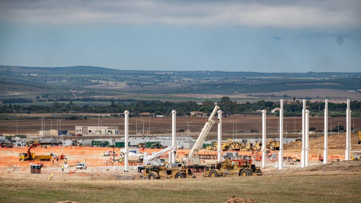 Trabajos de construcción en la parcela de Amazon en Badajoz.