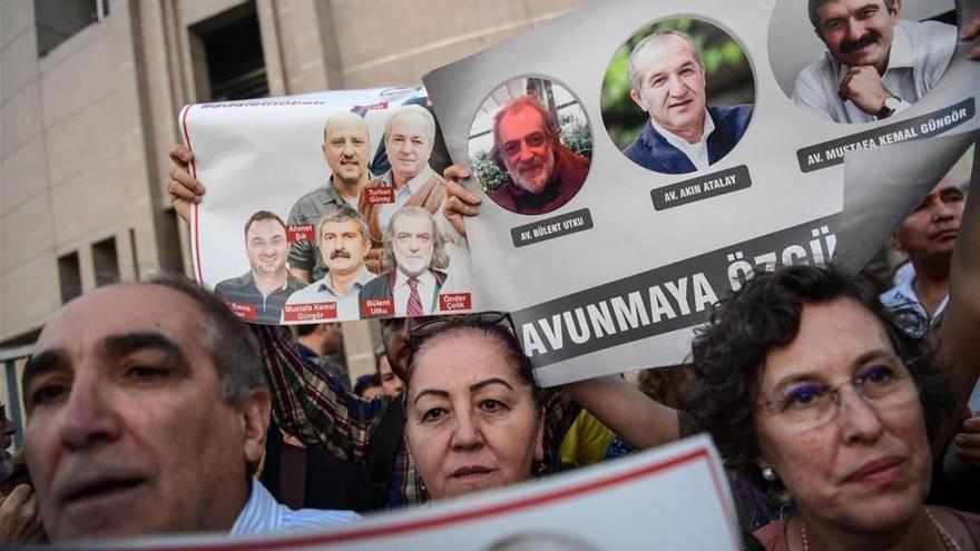 Turquía condena a prisión a 15 periodistas por terrorismo