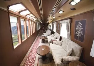 El viaje en tren que permite descubrir el Cantábrico sin hacer y deshacer la maleta cada día