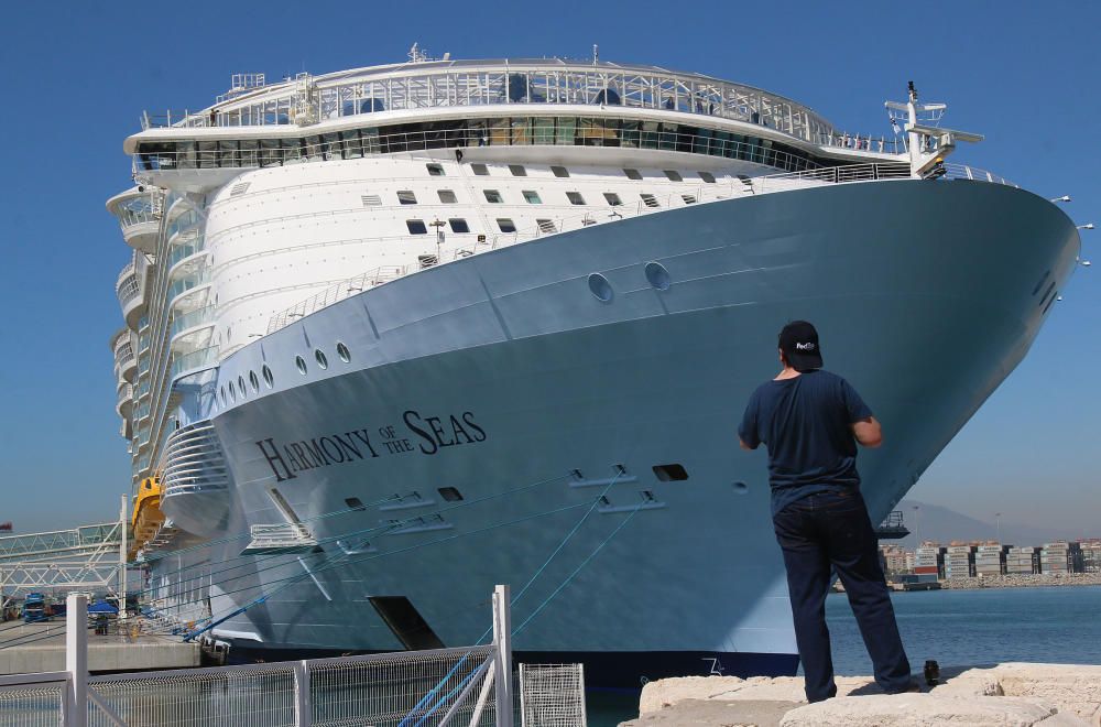 El crucero más grande del mundo, al igual que el Oasis y el Allure of the Seas, visita la capital de la Costa del Sol en una escala de diez horas.