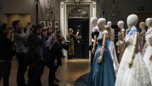 Fotógrafos retratando vestidos utilizados en la serie ‘The Crown’