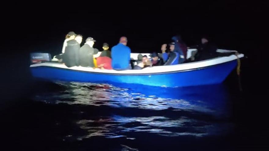 Ein Boot mit Migranten vor Mallorca (Archivbild).