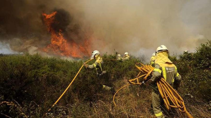 Brigadistas, ayer, durante la extinción del incendio en Rodeiro. // Bernabé/Javier Lalín