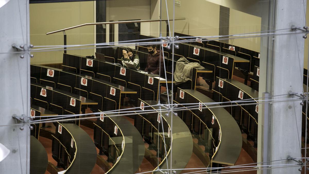 BARCELONA 24/11/2020 Estudiantes en una aula de la UPF de la Ciutadella Aulas vacias
Universidad
aula vacia
Fotografia de JOAN