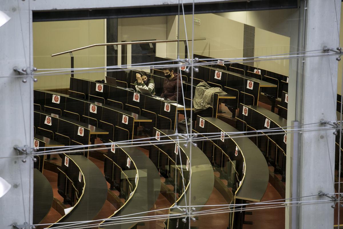 BARCELONA 24/11/2020 Estudiantes en una aula de la UPF de la Ciutadella Aulas vacias
Universidad
aula vacia
Fotografia de JOAN