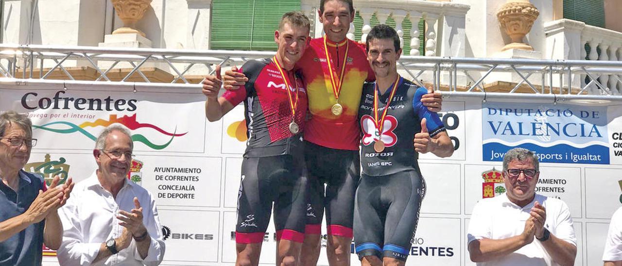 Pablo Rodríguez Guede, a la izquierda, medalla de plata en la categoría élite. // Jesús Regal