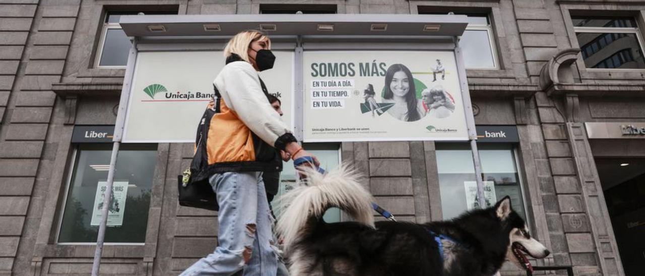 Anuncio de Unicaja frente a la sede de la antigua Liberbank. | Irma Collín