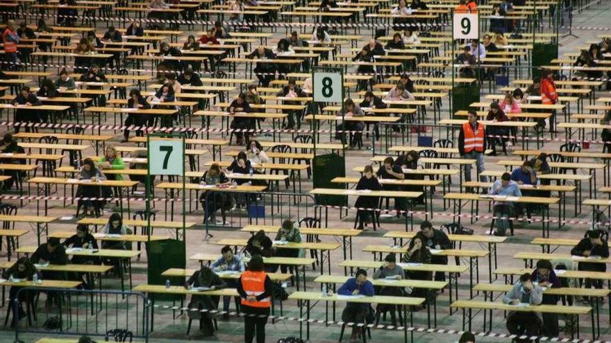 Opositores gallegos se examinan en Silleda.