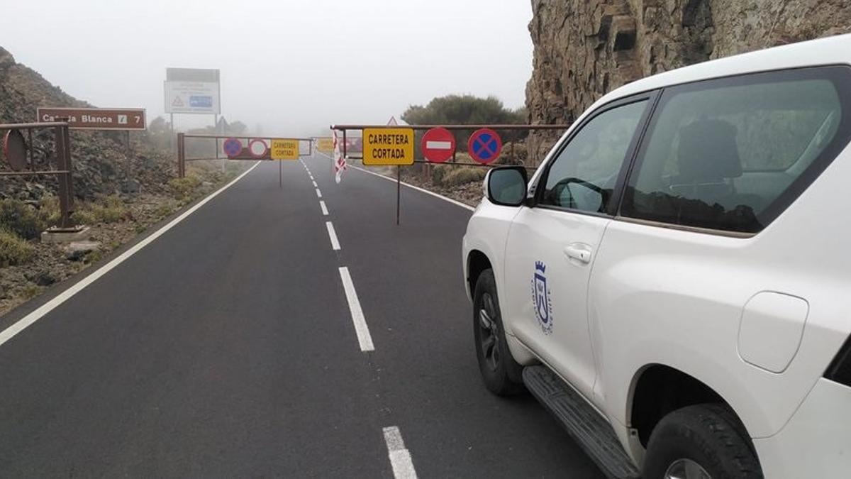 Cierran los accesos al Teide por nieve y placas de hielo en la calzada