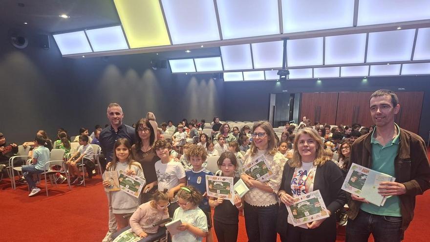 La escritora Mónica Rodríguez entrega en el Club LA NUEVA ESPAÑA los premios del certamen literario de La Gesta, que lleva su nombre