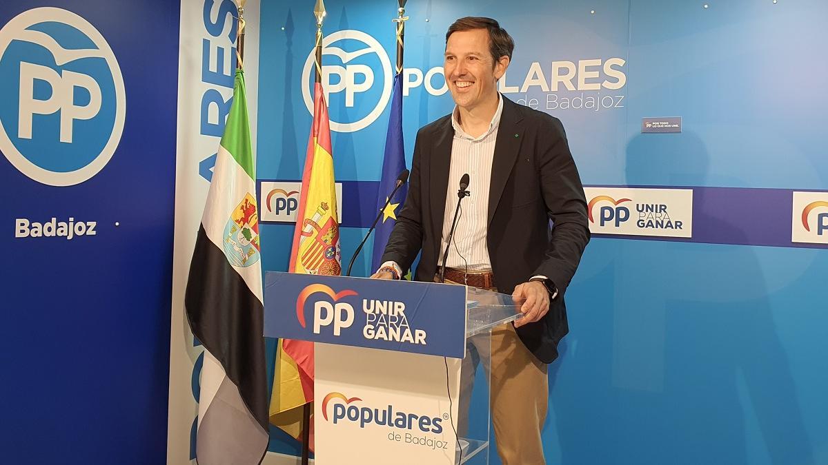 El portavoz del PP de Badajoz, Antonio Cavacasillas, durante una comparecencia.