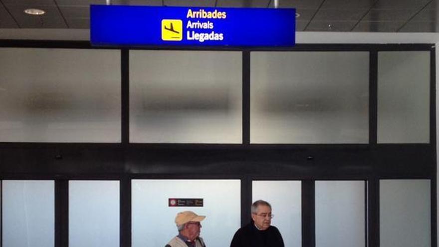 Los dos jubilados, en la terminal de llegadas del aeropuerto de Castelló.
Foto: Lorena Tortosa