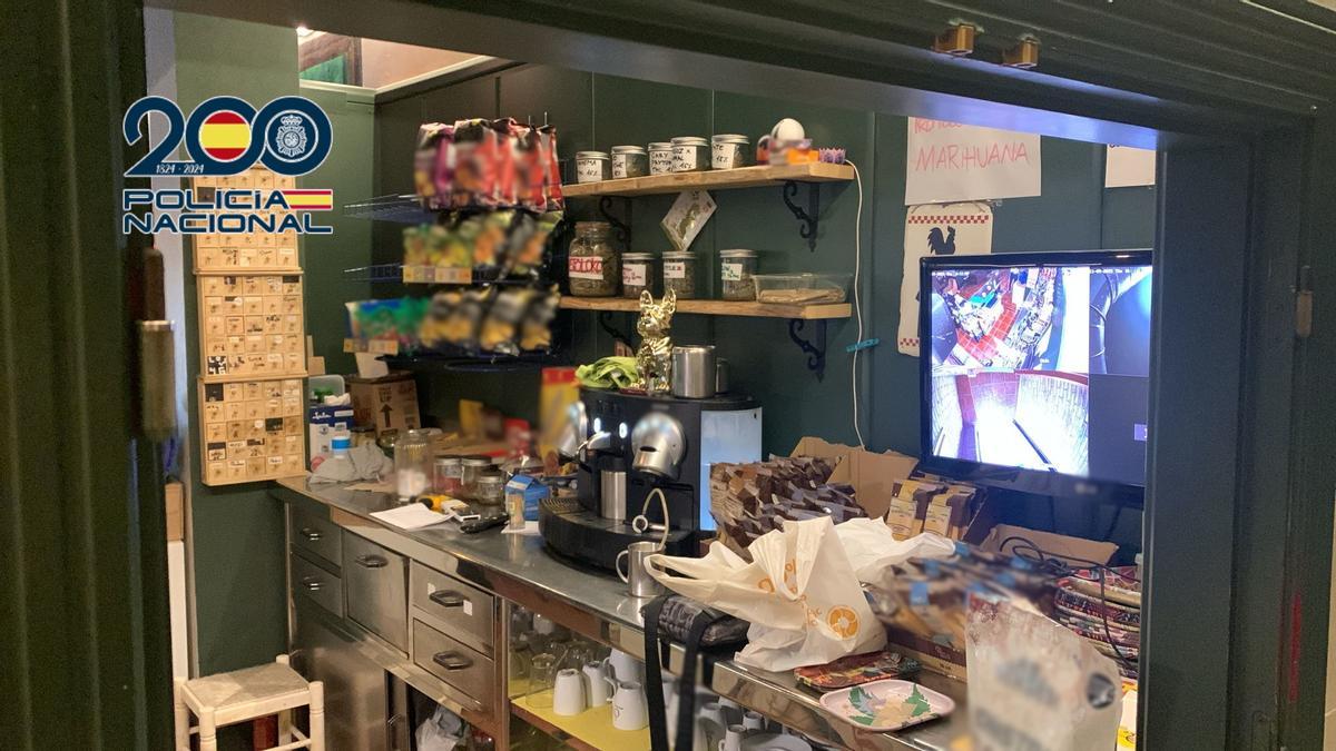 Vendían hachís de forma indiscriminada para su consumo fuera del local