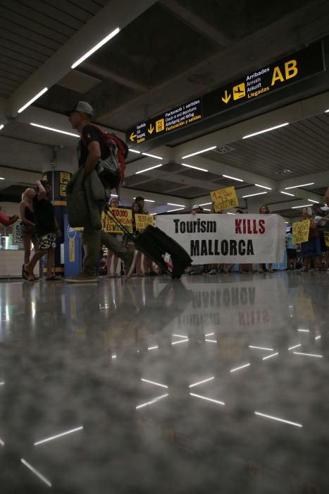 Protesta en el aeropuerto para denunciar "que el turismo mata a Mallorca"