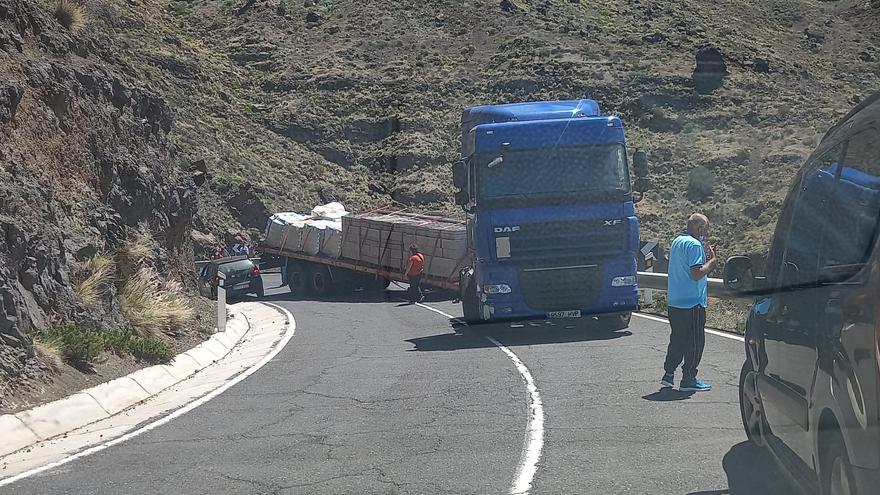 Un camión pierde la carga y bloquea la carretera entre Mogán y La Aldea
