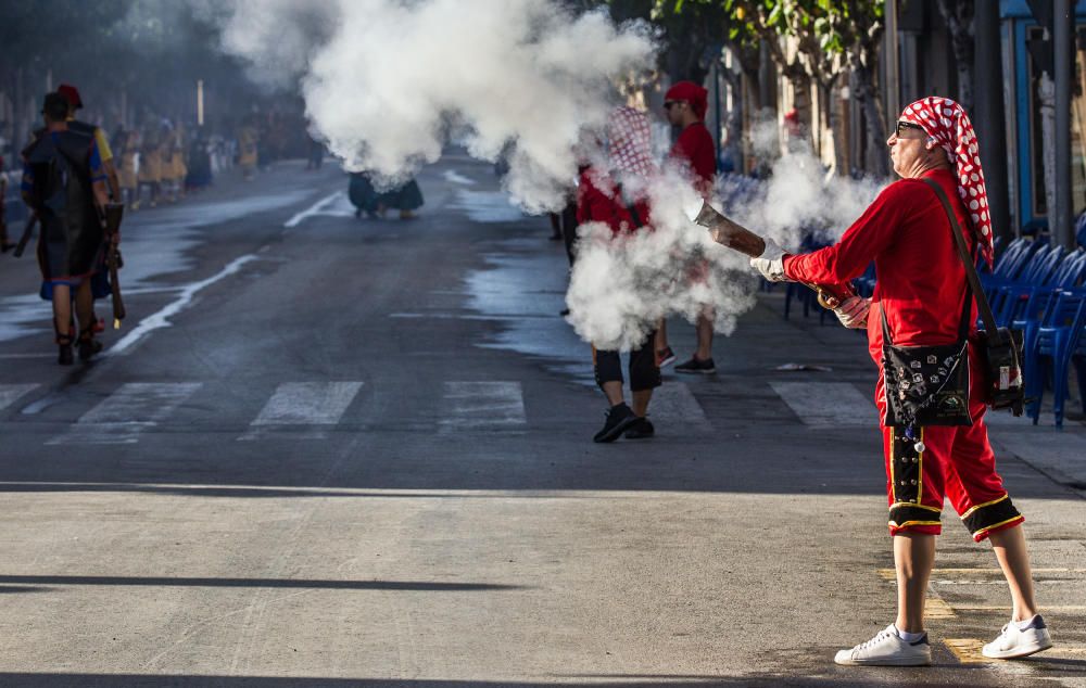 Los Contrabandistas se unen a los cristianos para luchar contra el bando moro, que logra conquistar el castillo por un día