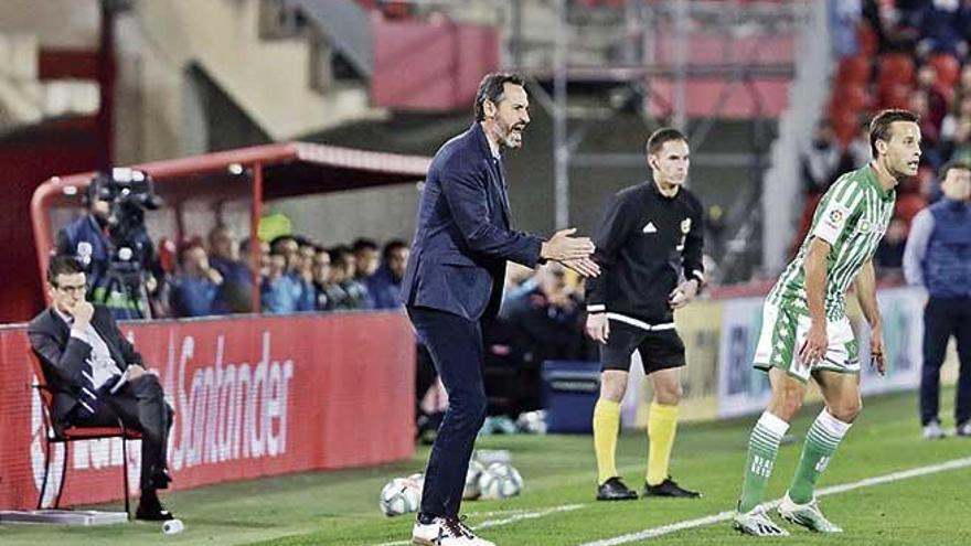 Vicente Moreno exige intensidad a sus jugadores, ayer ante  el Betis.