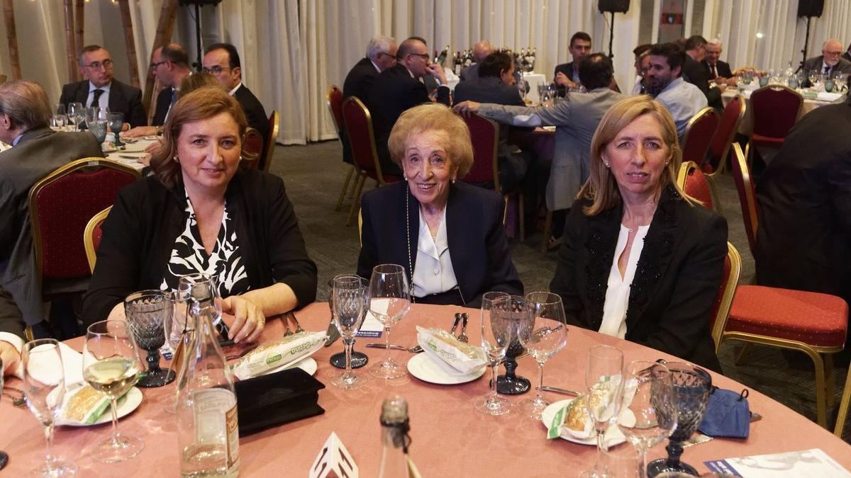 Asunción Manzanet, acompañada por sus hijas Sonia y María José, en un acto social.