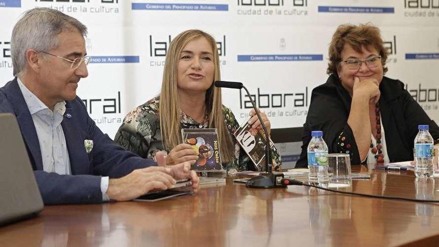 Por la izquierda, Carlos Siñeriz, Mónica Oviedo y Lina Menéndez, en la presentación de las actividades del aniversario de UMA.