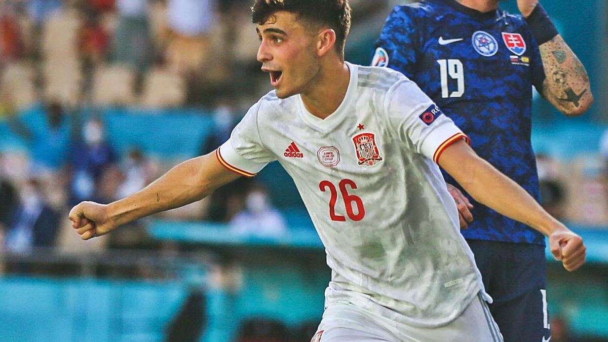 Pedri celebra con los brazos abiertos uno de los cinco goles que la selección española anotó contra Eslovaquia en la Euro. | | E. PRESS