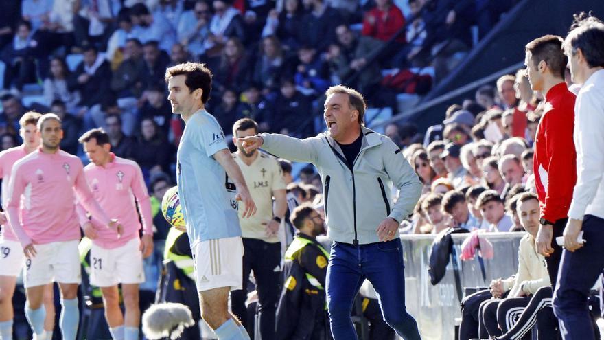 Carlos Carvalhal da instrucciones a sus jugadores durante la reciente visita del Valladolid a Balaídos.  |  // MARTA G. BREA