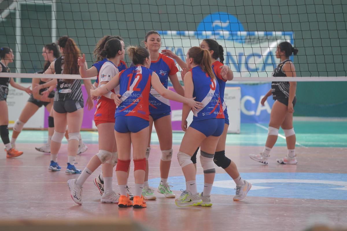 El CV Ciudad de A Coruña vence al Teis (3-0) y entra en la fase de ascenso por la puerta grande