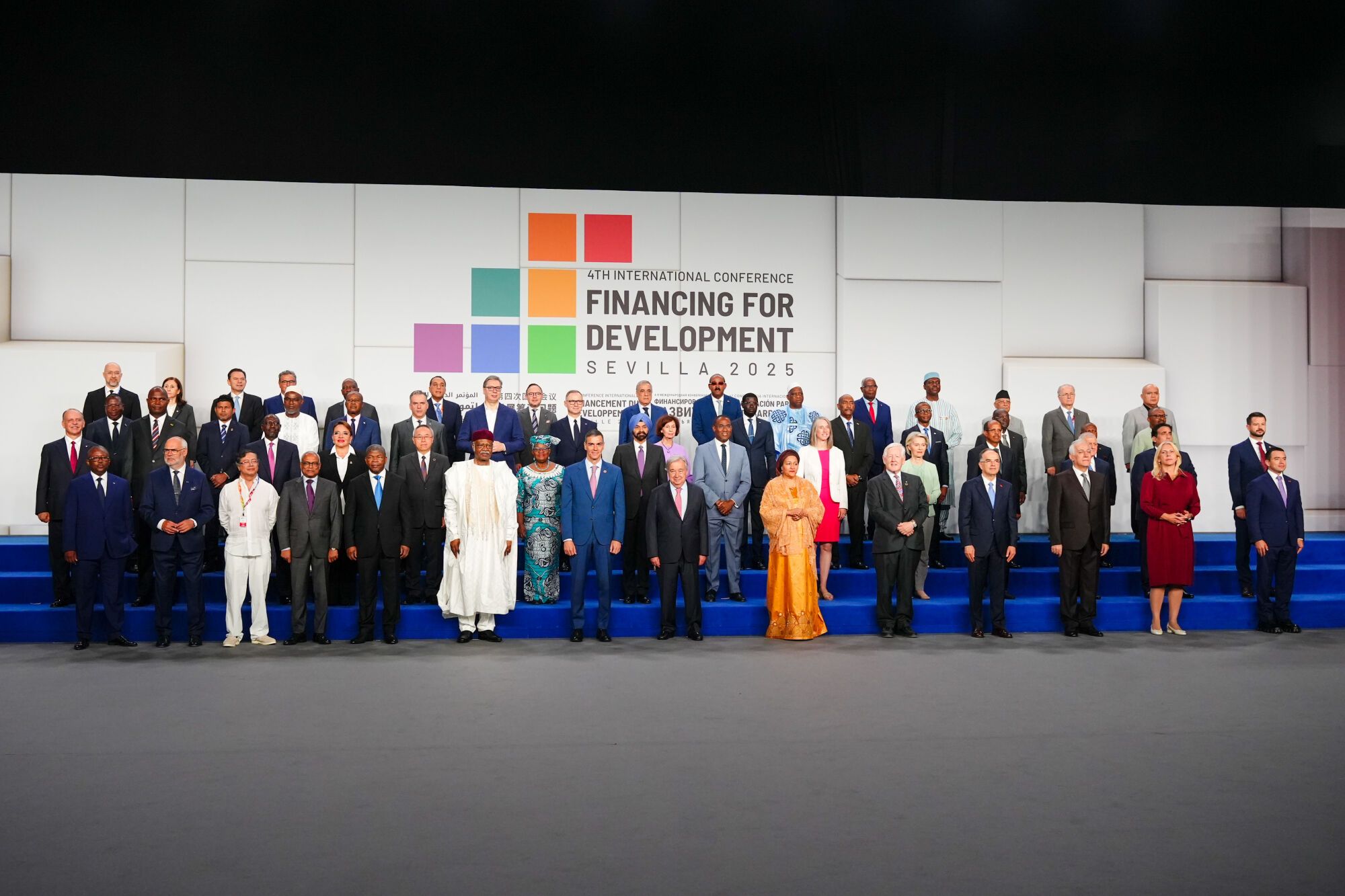 El presidente del gobierno, Pedro Sánchez y el presidente de la ONU, António Guterres presiden la foto de familia. A 30 de junio de 2025 en Sevilla, Andalucía (España). En el Palacio de Congresos y Exposiciones de Sevilla (FIBES) ha tenido lugar la foto oficial con los jefes de Estado y de Gobierno que participan en la IV Conferencia Internacional sobre la Financiación para el Desarrollo de la ONU. En este acto institucional, se da la bienvenida a los mandatarios que intervienen en esta cumbre global centrada en los retos económicos y financieros del desarrollo sostenible. 30 JUNIO 2025 Francisco J. Olmo / Europa Press 30/06/2025. ANTONIO  GUTERRES;PEDRO SÁNCHEZ PÉREZ-CASTEJÓN;Francisco J. Olmo;category_code_new;
