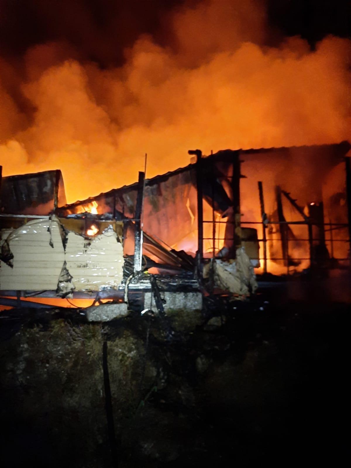 Un incendio arrasa una casa prefabricada y dos coches en Cerdedo-Cotobade