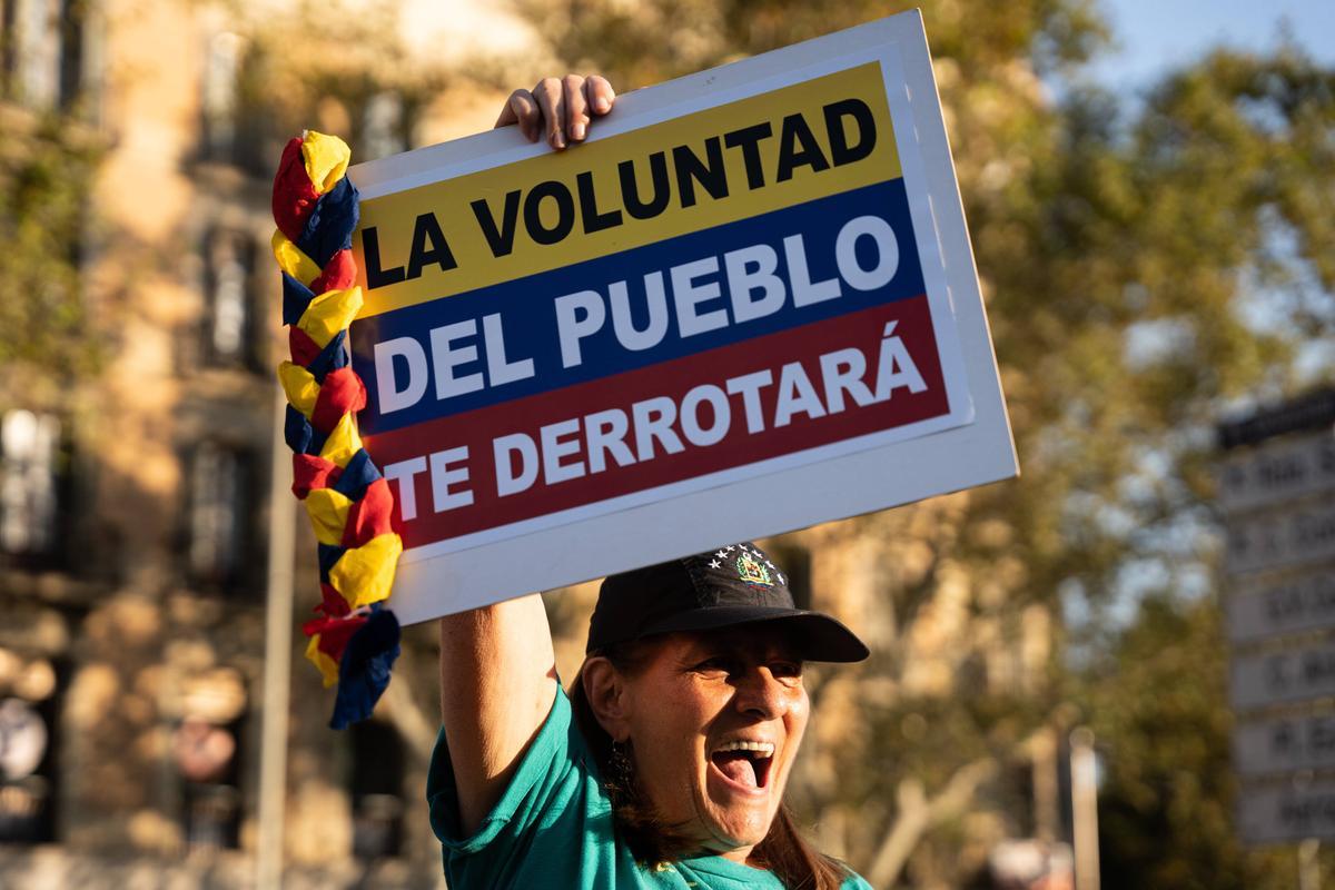 Barcelona. 03/08/2024. Internacional. Manifestación de venezolanos en Plaza Universitat por las elecciones del fin de semana pasado. AUTOR: Marc Asensio      Barcelona, Catalunya, España, Venezuela, venezolanos, manifestación, protesta, elecciones