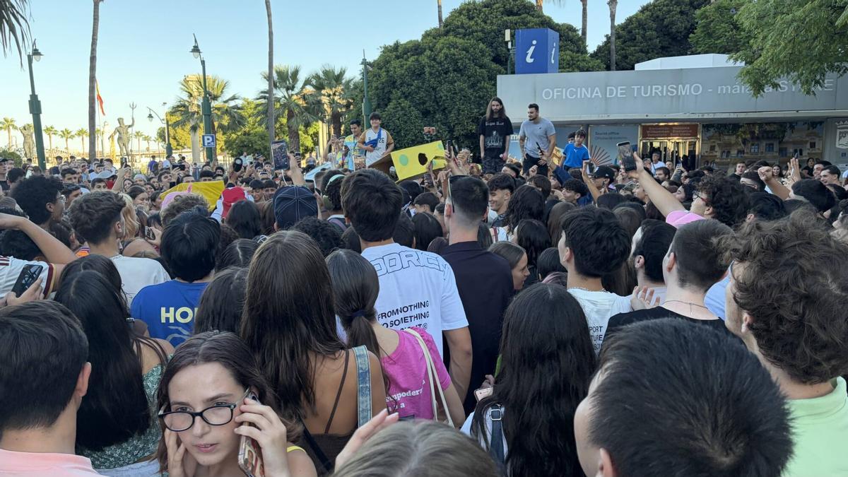 Batalla de 'farmear aura' en la Plaza de la Marina