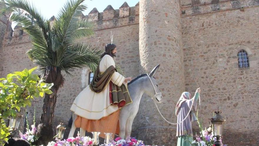 La Semana Santa se inicia con una gran asistencia de público en los dos desfiles