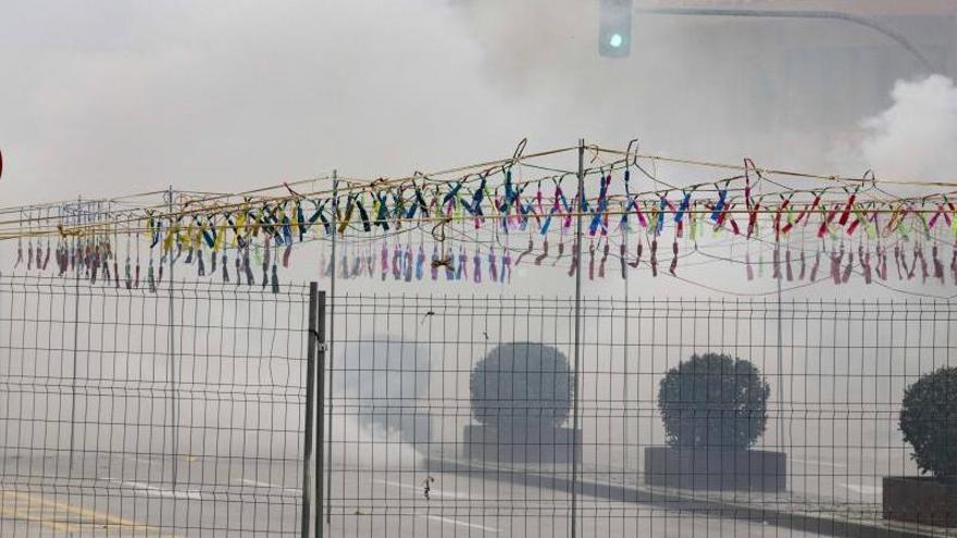 Las Fallas de Alzira celebran el "Mig Any" con una 'mascletà' y un duelo de charangas