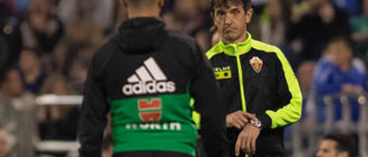 Pacheta pide al cuarto árbitro del partido del Zaragoza que debe descontar tiempo