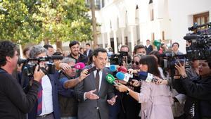 Juanma Moreno atiende a los medios a su llegada a la sesión de control del Gobierno.
