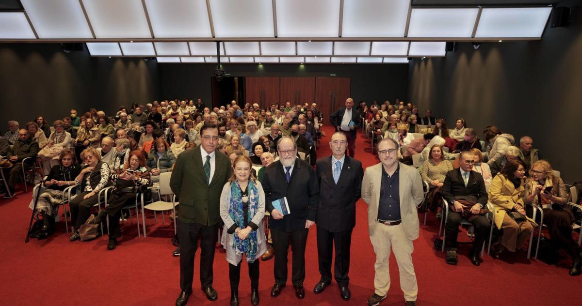Por la izquierda, Venancio Martínez, Carmen Casal, Ángel Álvarez, Fidel Asensio y Eduardo García, ayer, en el Club LA NUEVA ESPAÑA.  | IRMA COLLÍN