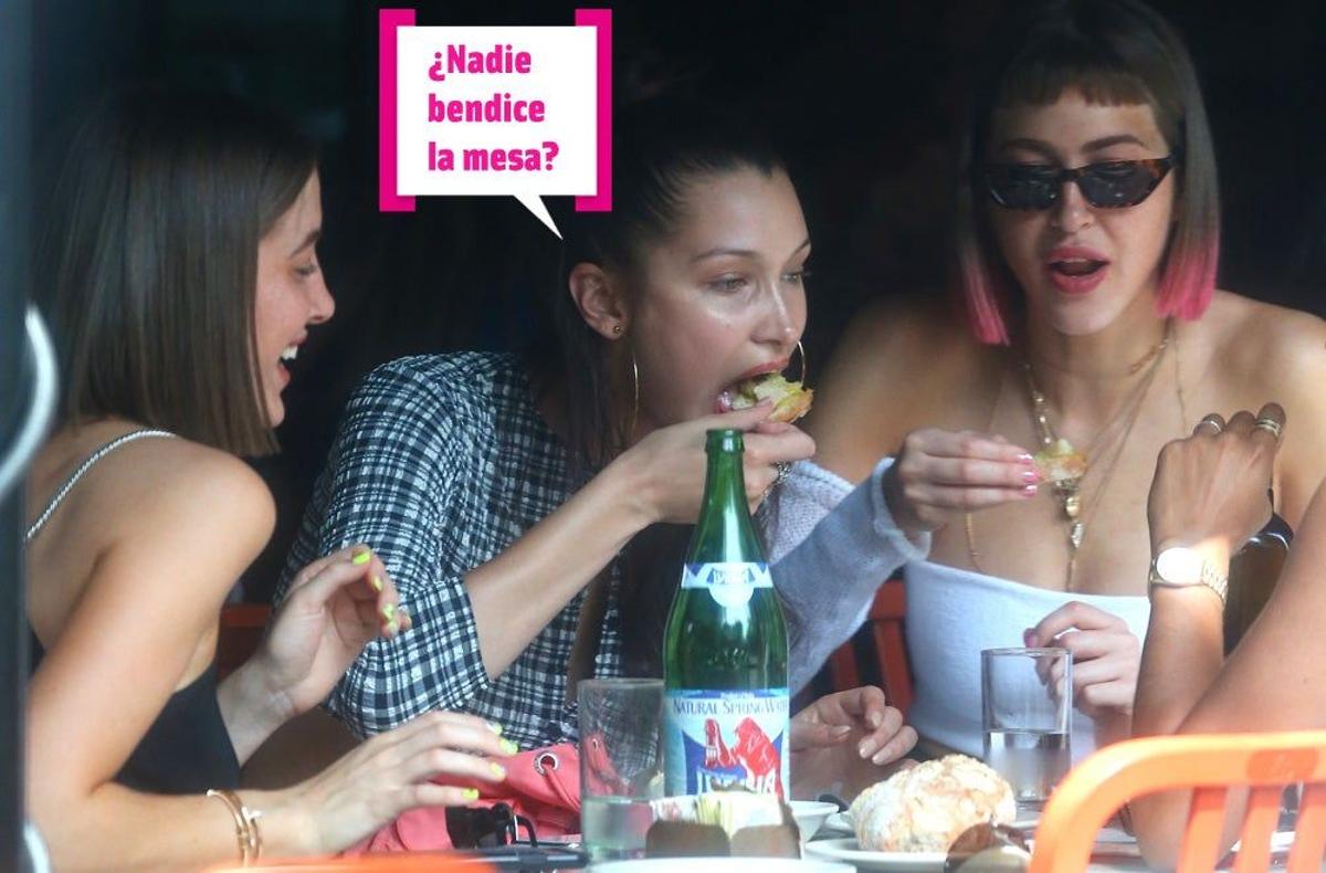 Bella Hadid come con sus amigas en un restaurante de Nueva York