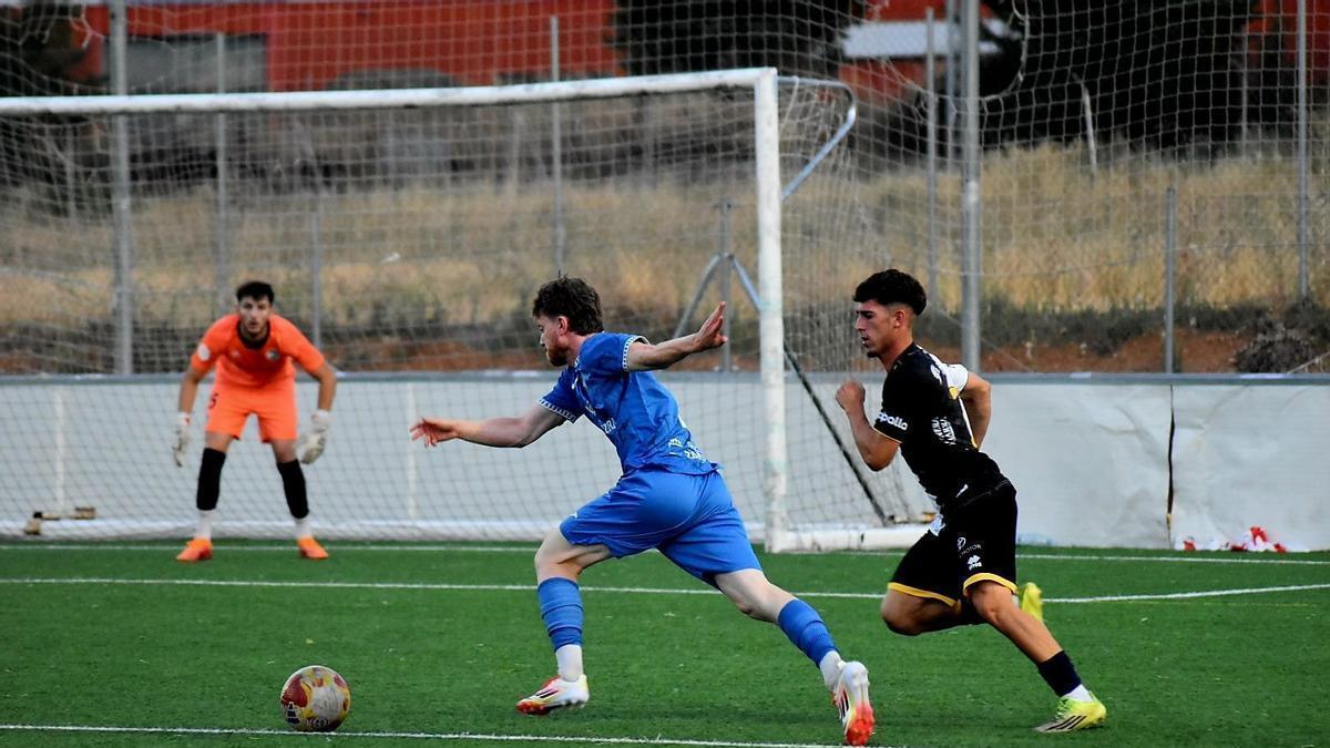 Peralta, del CD Villaralbo, en el partido amistoso ante Unionistas B